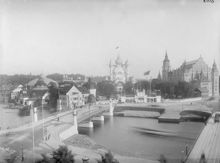 Stockholmsutställningen 1897 från Strandvägen. Nordiska museet i fonden