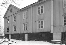 Bällsta Gård. Huvudbyggnadens gavel samt tillbyggnad, mot nordost
