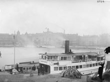 Skeppsbrokajen mot Blasieholmen. Ångfartyget Lidingö 1 ligger förtöjd