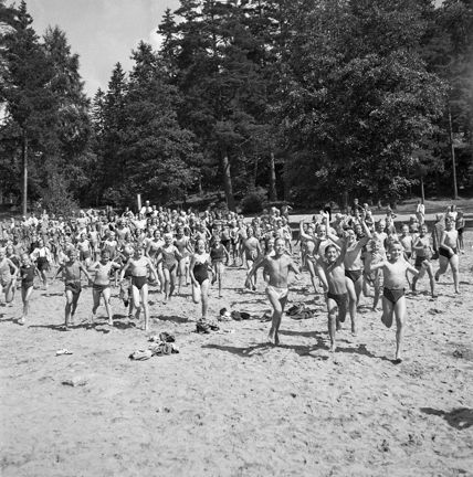 Barn springer på en strand