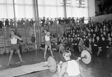 Lidingövägen 1, GCI (Gymnastiska Centralinstitutet). Gymnastikuppvisning med tyngdlyftning