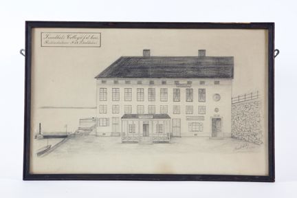 Blyertsteckning av stenhus i tre våningar. Intill huset ligger en kaj med båtar.