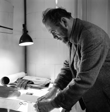 Konstnären Roland Svensson på besök hos Bonniers förlag, Sveavägen 56