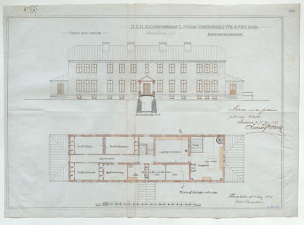 Fasad i riktning mot administratonshuset. Huset har två våningar och förbindelsegång mitt på. Ritningen innehåller även plan av våningen en trappa upp. Tusch och röd akvarell på transparent grå väv