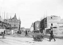 Birger Jarlsgatan sedd från Nybroplan mot Stureplan. Hus under byggnad