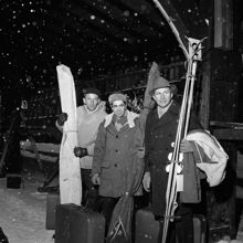 Centralstationen. Skidtrupp anländer bestående av Gunnar Samuelsson, Sture Larsson och Mora-Nisse