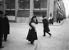Kvinnlig tidningsförsäljare vid hörnet av Regeringsgatan och Hamngatan.