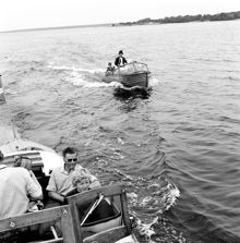 Två motorbåtar med passagerare. I Stockholms norra skärgård