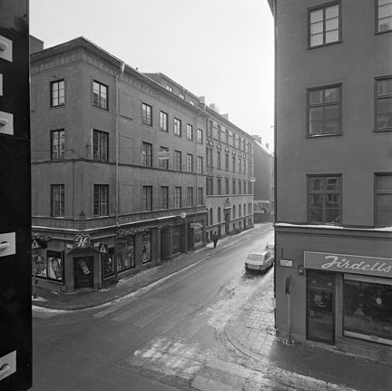 Gatukorsning sedd snett ovanifrån.