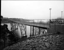 Stora Essingebron från Stora Essingen. I bakgrunden Lilla Essingen