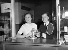 Skvadronstigen 3, Badmintonhallen. Två kvinnor handlar i kiosken