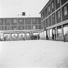 Kärrtorpsplan, Kärrtorps centrum. Människor tittar i skyltfönstren