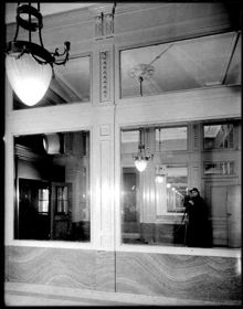 Klarabergsgatan 31. Vestibulen. (Spegelbild av fotografen)