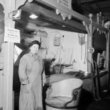 Gamla Hötorgshallen. Gerda Åkerström vid sin butik i saluhallen