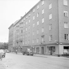 Styrmansgatan 50 mot Karlaplan. Gumhornsgatan t.h