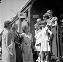 Centralstationen. Avresa till koloni på Barnens ö. Fr. v. Mammorna Greta Sjöberg, Ingrid Hallin och Ing-Britt Jahncke vinkar av barnen Ulla Sjöberg, Barbro Hallin, Eva Jahncke och Ulla Zackrisson