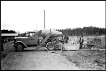 Betongblandarbil i arbete vid kvarteret Häradsrätten 3 i Svedmyras småstugeområde