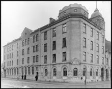 Polis- och Brandstationen i kvarteret Råttan på Södermalm. Bilden från ca 1905 visar båda stationerna, t.v. Polisstationen vid Rosenlundsgatan 1 och t.h. Brandsstationen vid Krukmakargatan 22