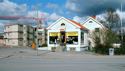 Skyltarnas text: Cyklar. Tillbehör. Reparationer. Reservdelar.