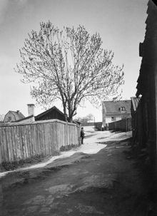 Bergsprängargränd österut från nr. 4 (t.h.). Tidigare kv. Bondesonen Mindre, nuv. kv. Flintan