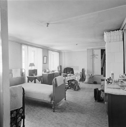 Klara Västra Kyrkogata 21. Hotell Linden. Interiör från hotellrum med tre sängar.