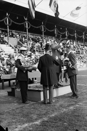 Olympiska spelen i Stockholm 1912. J. Thorpe, USA, dubbelsegrare i fem- och tiokamp, motager pris och bekransas av kung Gustaf V.