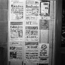 Tidningslöpsedlar om Sputnik II och rymdhunden Damka / Laika