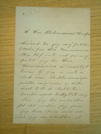 Grå text på ljusgrått papper