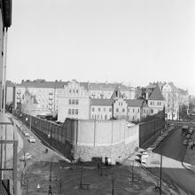 Östermalmsfängelset sett från Karlavägen. T.v. går Uggelviksgatan och t.h. Rådmansgatan