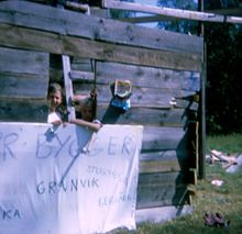 Barnens ö: Barn sticker fram ur ett fönster