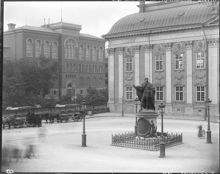 Riddarhustorget med Gustav Vasa statyn. I bakgrunden Gamla Riksarkivet t.v. och Riddarhuset