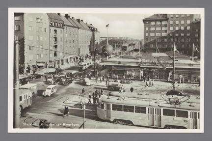 Svartvitt vykort som avbildar Ringvägens trafiklandskap med Skanstull och Åhlensklockan