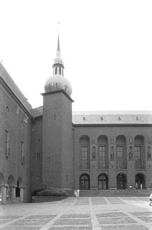 Stadshuset. Borgargården från Ö