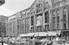 Reportage kring Kungabröllopet den 19 juni 1976. NK:s fasad med ett stort dubbelporträtt av Carl XVI Gustaf och Silvia Sommerlath