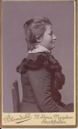 Polisens svartvita fotografi i profil av Berta Lovisa Janson.