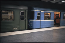 Tunnelbanetåg med blå och gröna vagnar vid Mörby Centrum år 1978
