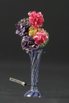 Dockskåpsinventarie; vas med blommor