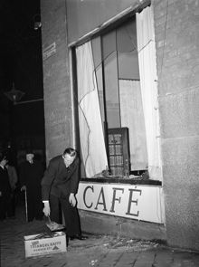 Eriksbergsgatan 1A. Ett Café har fått sitt skyltfönster sönderslaget, på grund av bråk