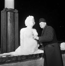 Arvid Sjöberg, sågskärare, tillverkar en snöskulptur
