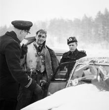 Den skadade mannen är engelska flygbefälhavaren Wing Commander RIK Edwards.