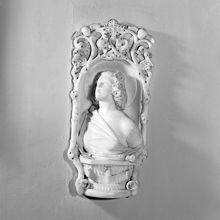 Katolska kyrkan. Väggskulptur som föreställer Sankta Eugenia