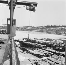 Liljeholmen mot Årstaviken/Årstabron. Söderberg och Haaks nya rörmagasin (Europas största). Lager i det fria