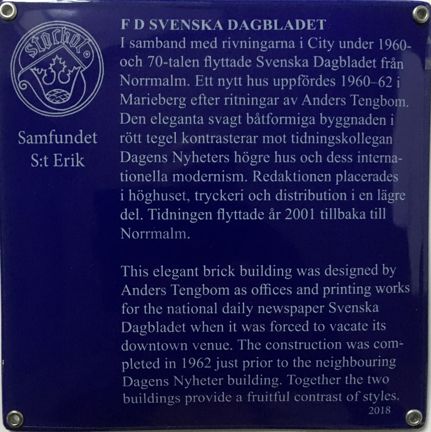 Blå emaljerad skylt med blå text 