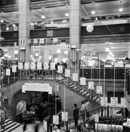 Hamngatan 18-20, NK. Ljusgården. OS-flaggor med respektive länders resultatsiffror