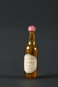 Dockskåpsinventarie; ölflaska
