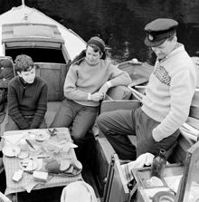 Måltid i motorbåtens sittbrunn. Fr.v. Mats Lindgren, Maud Lindgren och Gunnar Eckerrot