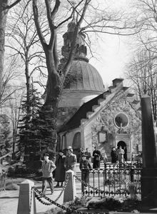 Gudstjänstbesökare lämnar Solna kyrka