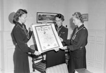 Arsenalsgatan 1, Sveriges Flickors Scoutförbund. En budkavle från Wales överlämnas till prinsessan Sibylla. Till vänster Sigrid Thomson, i mitten Birgit Nordlinder