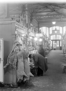 E. Carneholms Livsmedel salustånd 106-108 i Hötorgshallen. Saluhallen revs 1954, butikerna flyttade till en provisorisk länga tills nya hallen var färdig 1958