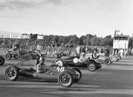 Skarpnäcksfältet. Motortävlingen "Skarpnäcksloppet". Bilar vid startlinjen.